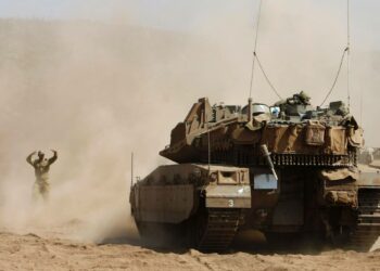 Israelilainen panssarivaunu harjoituksissa tiistaina Golanin kukkuloilla.