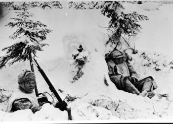 Sotilaita levossa Kollaanjoen etulinjassa talvella 1940.
