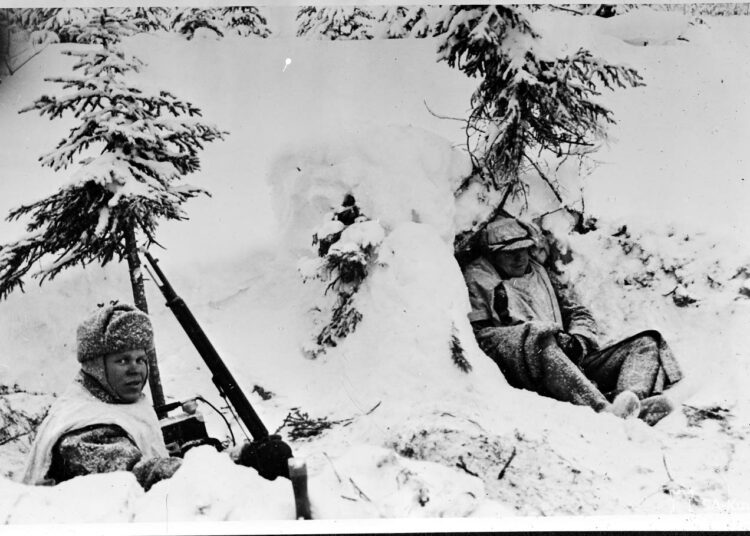 Sotilaita levossa Kollaanjoen etulinjassa talvella 1940.