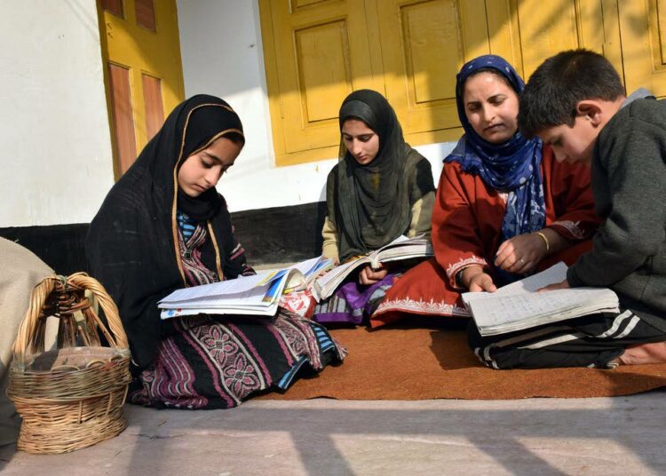 Intian Kašmirissa asuvat sisarukset Mariya (vas.), Arjumand ja Fazl Sareer opiskelevat kotona. Avuksi on tullut naapurikylässä opettajana toimiva sukulainen Shugufta Barkat.