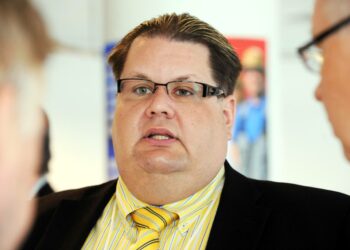 Autoilijoilta kerättävistä veroista ja maksuista tulisi Turja Lehtosen mukaan ohjata ainakin 30 prosenttia tieverkon parantamiseen.