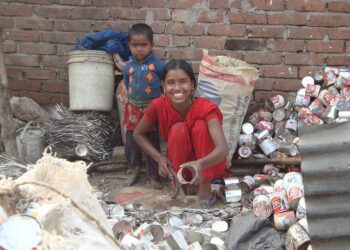 Bangladeshilainen Jharna elää äärimmäisessä köyhyydessä, josta on määrä tehdä maailmassa loppu vuoteen 2030 mennessä. Hän ansaitsee noin 50 eurosenttiä päivässä kierrättämällä peltipurkkeja.