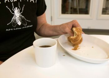 Työ saattaa aivotutkija Minna Huovisen mukaan tuntua kuormittavalta, vaikka se ei oikeasti kuormittavaa olisikaan.