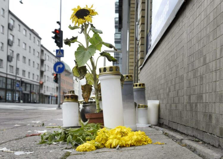 Muistokynttilöitä ja -kukkia Turun puukotusten uhrien muistolle Brahenkadulla Puutorin laidalla 29. elokuuta. Ruut Luukkosen tutkimus perää median vastuuta radikalisoitumisen taustalla.