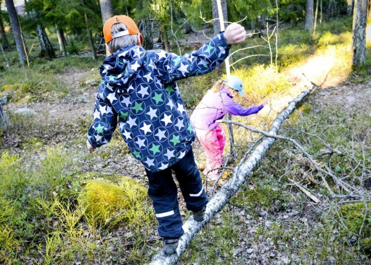 Kirjoittajan mukaan tulevat sukupolvet kiroavat meidät muun muassa järjettömästä luonnonvarojen tuhlaamisesta.