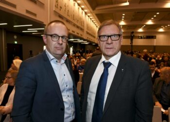 SAK:n puheenjohtaja Jarkko Eloranta  ja varapuheenjohtaja Matti Huutola SAK:n liittojen kokouksessa tiistaina. Työttömien Keskusjärjestö kehottaa jäseniään osallistumaan SAK:n järjestämään mielenosoitukseen ensi viikon perjantaina.