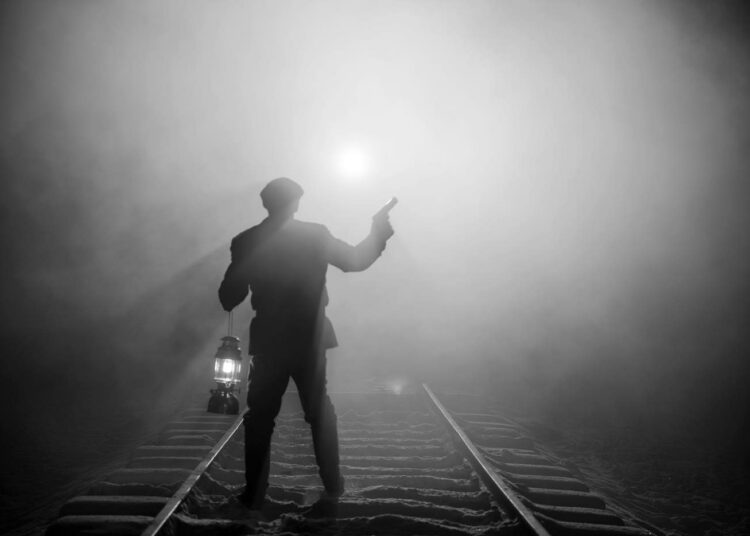 Yöllistä dramatiikkaa kiskoilla - sisällissodan lähtölaskenta on alkanut.