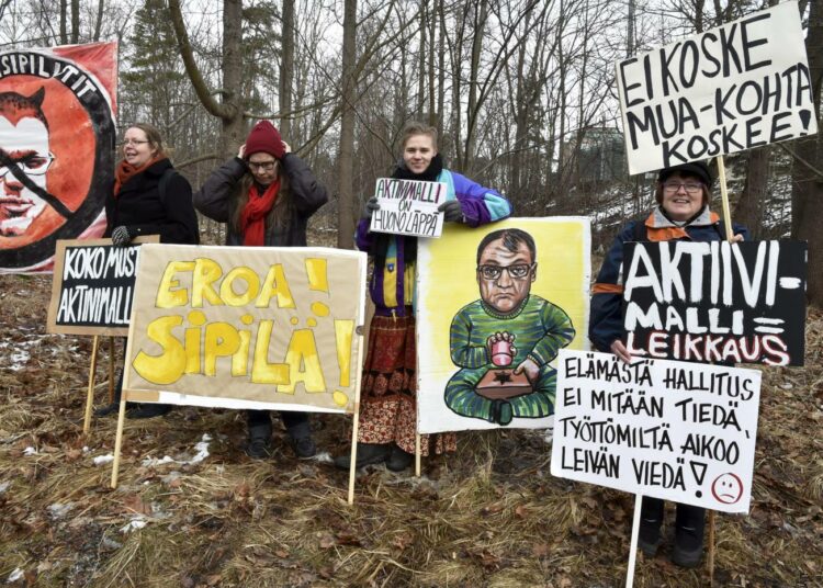 Kymmenkunta aktiivimallia vastustavaa mielenosoittajaa oli kerääntynyt vauhdittamaan hallituksen kehysriihi-neuvotteluja Kesärannan ulkopuolelle viime tiistaina.