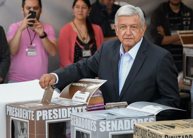 Andrés Manuel López Obrador äänestämässä sunnuntaina.