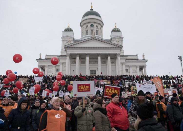 Ääni työttömälle -mielenosoituksessa vastustettiin aktiivimallia viime vuoden helmikuussa. Nyt sen kumoamiseen tähtäävän kansalaisaloitteen käsittely on alkanut eduskunnassa.