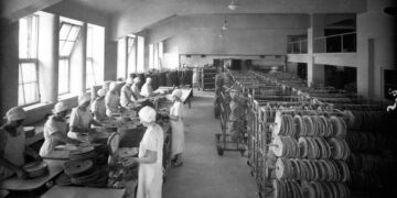Näkkileivän valmistusta Elannon leipätehtaalla 1900-luvun alussa.