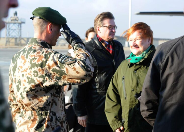 Suomi osallistui Afganistanin sotaan vuodesta 2002 vuoteen 2021. Kuvassa silloinen tasavallan presidentti Tarja Halonen Pohjois-Afganistanissa tammikuussa 2011.