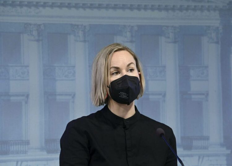 Sosiaali- ja terveysministeri Hanna Sarkkinen.