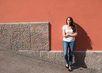 Hanna-Marilla Zidan neuvoo kesätyöntekijöitä.