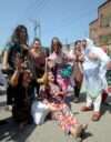 Pakistanin transihmiset hankkivat usein elantonsa häätanssijoina, ja sellaisina he ovat sosiaalisesti hyväksyttyjä. Silti syrjintä, pahoinpitelyt ja murhat ovat yleisiä.