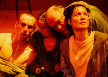 Rikoksessa ja rangaistuksessa on lupa puhua peräti kevään teatterihuipusta. Kuvassa vasemmalta näyttelijät Miro Lopperi, Elena Leeve Hannu-Pekka Björkman ja Lotta Kaihua.