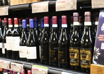 Alkoholin kotiinkuljetuksessa arvioidaan olevan riskejä, joista erityisesti lapset voisivat kärsiä.