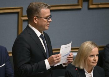 Pääministeri Petteri Orpo esitteli kyselytunnilla valtiovarainministeriön vero-osaston virkamiesten tekemää muistiota.