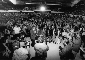 Kuva on vasemmistoliiton perustamiskokouksesta.