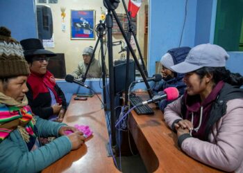 Perussa Cuscon seudulla asuvat intiaaninaiset keskustelevat kulttuuristaan paikallisen yhteisöradion Laramanin studiossa.