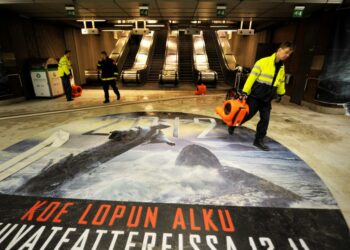 Kuivauslaitteita asennettiin Helsingin Rautatientorin metroaseman laituritasanteella 9, marraskuuta. Asema on pitkään kiinni rikkoutuneen vesijohdon aiheuttaman vahingon vuoksi.