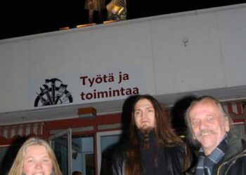 Ihmisarvo-teos on nostettu katolle. Kuvassa vas. toiminnanjohtaja Sirpa Martins, taiteilijan avustaja Attila Fabian sekä teoksen tekijä Ari Liimatainen.