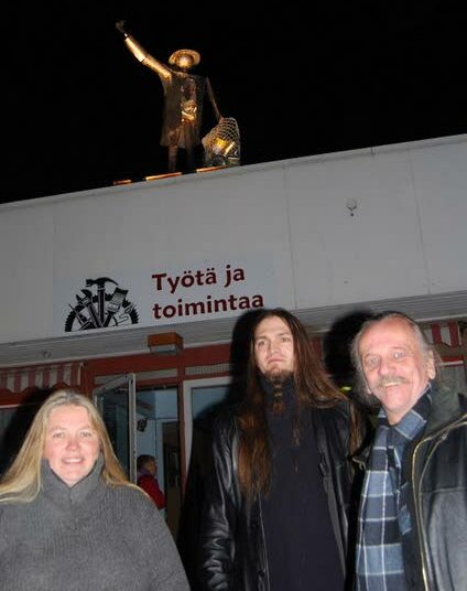 Ihmisarvo-teos on nostettu katolle. Kuvassa vas. toiminnanjohtaja Sirpa Martins, taiteilijan avustaja Attila Fabian sekä teoksen tekijä Ari Liimatainen.