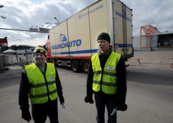 SEL lakkoili keväällä kohtuuttomien työaikajoustovaatimusten takia. Lakkovahdit Tapani Jokinen (vas.) ja Juha Pokka Valion Vaaralan tehtaan portilla.
