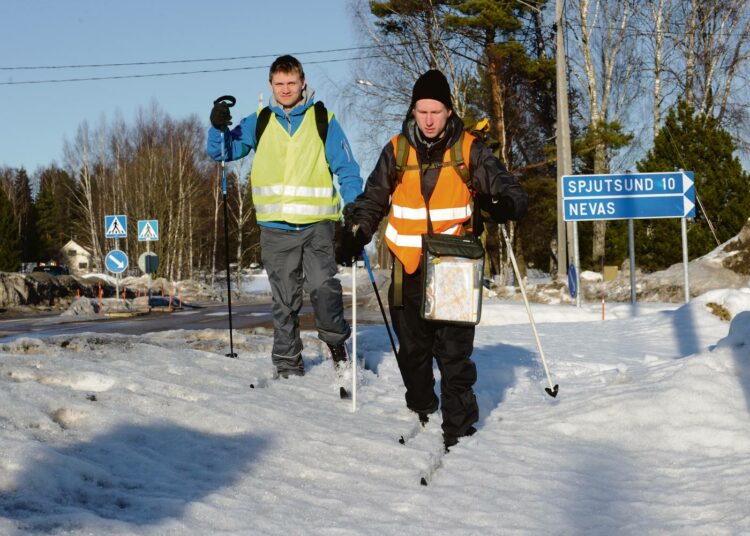 Timo Nevaranta (vasemmalla) ja Joona Mielonen hiihtivät Kotkasta Helsinkiin tuodakseen esiin Kaakkois-Suomen rautatieyhteyksien kehittämistarpeen.