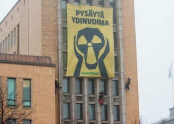Banderollilla halutaan ennakkoäänestyksen ensimmäisenä päivänä muistuttaa, että äänestäjät näissä vaaleissa valitsisivat uuden suunnan Suomen energiantuotannolle.