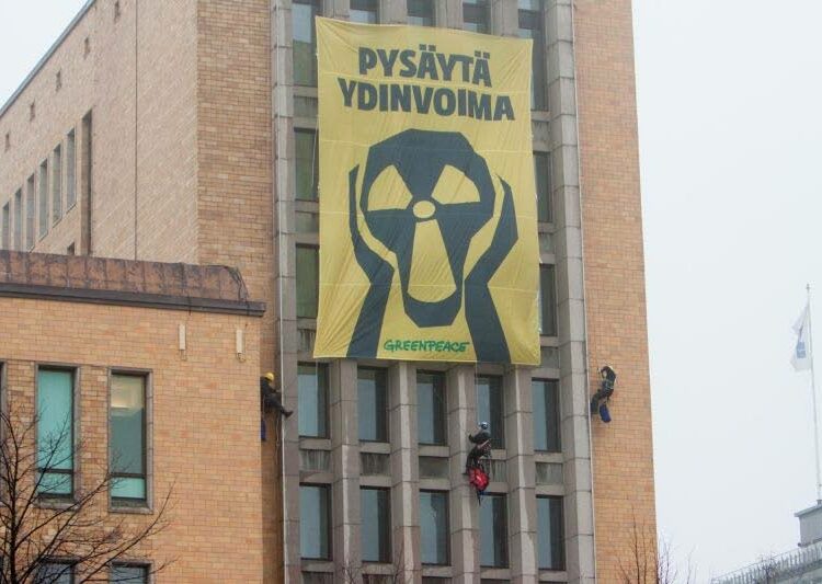 Banderollilla halutaan ennakkoäänestyksen ensimmäisenä päivänä muistuttaa, että äänestäjät näissä vaaleissa valitsisivat uuden suunnan Suomen energiantuotannolle.