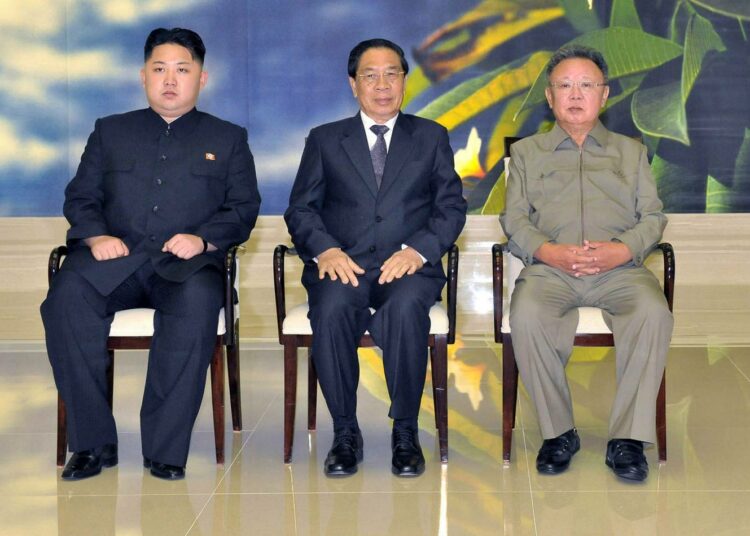 Pohjois-Korean uutistoimiston toimittama virallinen kuva Laosin presidentin Choummaly Sayasonen (kesk.) vierailusta Pjongjangissa. Oikealla Pohjois-Korean johtaja Kim Jong Il ja vasemmalla hänen poikansa Kim Jong Un.