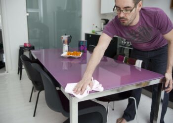Isät ovat hitaasti kasvattaneet osallistumistaan samalla kun äitien kotityöt ovat vähentyneet selvästi.
