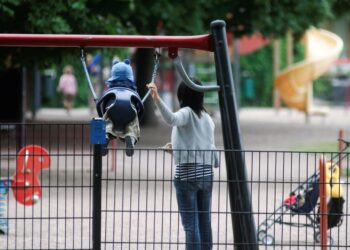 Myönteinen palaute ja kannustus arkirutiinien sujumisesta luo lapselle halun toimia niiden mukaan.