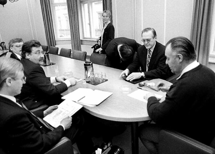 Rakennusalan työehtoja soviteltiin helmikuussa 1995 valtakunnansovittelija Jorma Reinin (oik.) johdolla.