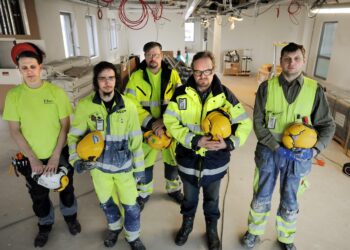 NCC:n Plaza-työmaalla Vantaan Äyritiellä pysähtyivät työt hiljaisen hetken ajaksi. Kuvassa vasemmalta sähkömiehet Ville Leikas ja Jonatan Mishail, työsuojeluvaltuutettu Raino Kouvalainen, pääluottamusmies Teppo Rautiainen ja kittimies Denis Nikeshin.