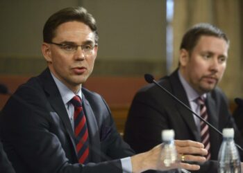 Pääministeri Jyrki Katainen ja kulttuuriministeri Paavo Arhinmäki esittelivät torstaina iltapäivällä puolivälitarkastelun tuloksia.
