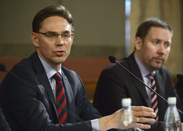 Pääministeri Jyrki Katainen ja kulttuuriministeri Paavo Arhinmäki esittelivät torstaina iltapäivällä puolivälitarkastelun tuloksia.