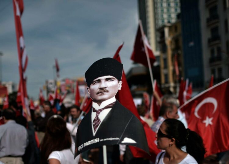 Kemal Atatürkin kuva mielenosoituksessa Istanbulissa torstaina.