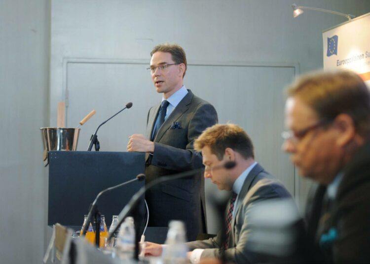 Pääministeri Jyrki Katainen (vas.) puhui Ulkopoliittisen instituutin tilaisuudessa maanantaina. Keskellä UPI:n johtaja Juha Jokela ja VATT:n johtaja Juhana Vartiainen.