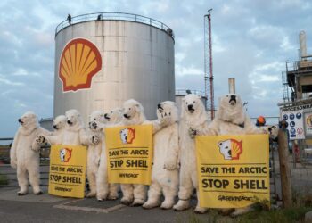 Greenpeacen jääkarhut vaativat Shellia jättämän Arktiksen rauhaan yhtiön Tanskassa sijaitsevalla öljynjalostamolla.