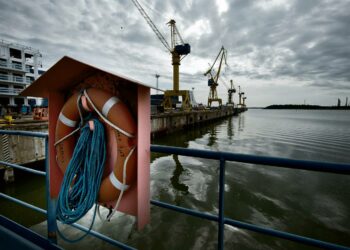 Teknologiateollisuudessa on lomautuksia, irtisanomisia ja vajaata työviikkoa tekeviä ihmisiä. Kuva Turun telakalta.