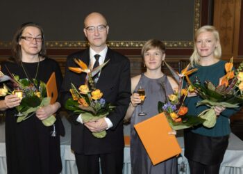 Raakel Kuukka (vas.), Mika Taanila, Pilvi Takala ja Laura Birn vastaanottivat taiteen valtionpalkinnot perjantaina.