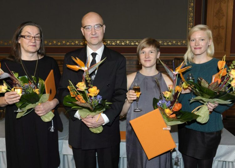 Raakel Kuukka (vas.), Mika Taanila, Pilvi Takala ja Laura Birn vastaanottivat taiteen valtionpalkinnot perjantaina.