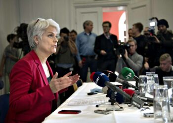 SF:n puheenjohtaja Annette Vilhelmsen ilmoittamassa dramaattisista päätöksistään tiedotustilaisuudessa torstaina.