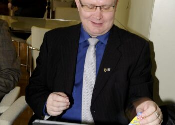 Perussuomalaisten uusi ryhmäjohtaja Jari Lindström oli puheessaan pitkälti hallituksen toimien kannalla.