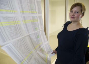 Amnesty Internationalin Suomen-osaston oikeudellinen asiantuntija Susanna Mehtonen tutkimassa ulkoministeriön julkistamaa listaa CIA:n epäillyistä vankilennoista marraskuussa 2011.