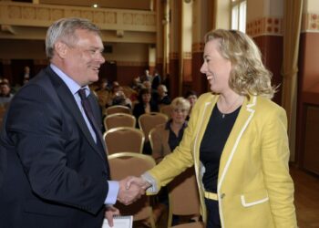 SDP:n puheenjohtajaehdokkaat Antti Rinne ja Jutta Urpilainen Demokraatti-lehden järjestämässä väittelytilaisuudessa lauantaina.
