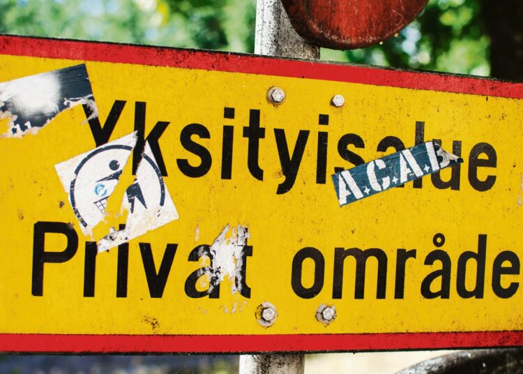 Kyltti Ullanlinnassa julistaa koulun pihan yksityisalueeksi.