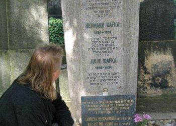 Kirjoittaja Franz Kafkan haudalla Prahan Juutalaisella hautausmaalla syyskuussa 2010.